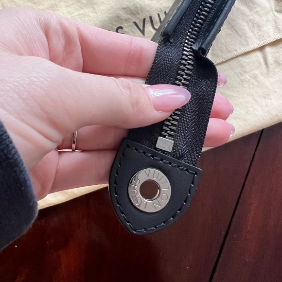 Authentic like new Louis Vuitton black monogram toiletry pouch 26 - Picture 8 of 10